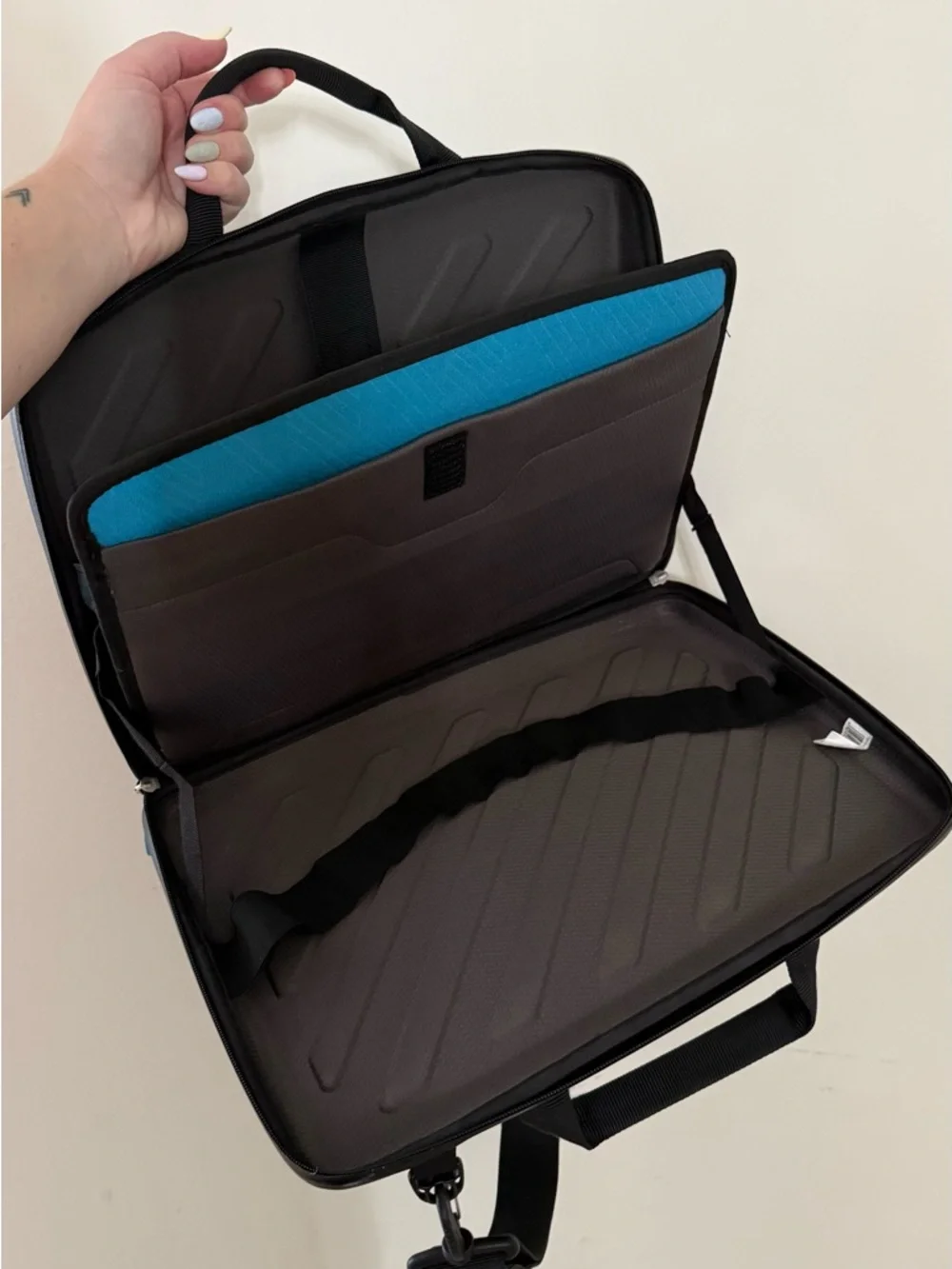 Thule Gauntlet TMPA-113 Hardshell Laptop Brief Removable Shoulder Strap Black